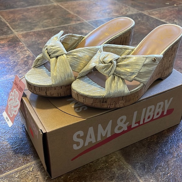 Sam & Libby Size 8 Women’s Golden Sandal Wedges - Picture 1 of 3